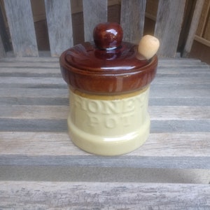 Vintage bruine en beige keramische honing pot met deksel en houten dipper maker mentor co gemaakt in Taiwan