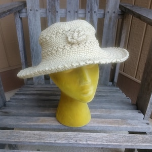 Vintage Far Away Beige Crochet Women's Floppy Sun Hat met bloem handgemaakt 100% katoen gemaakt in Indonesië