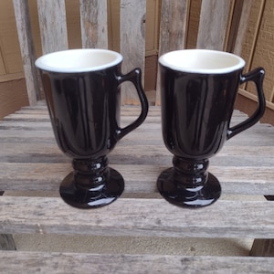 Tazze da caffè in ceramica Hall con piedistallo nero Tazze da cucina vintage retrò numerate 1272 Set di 2 Made in USA