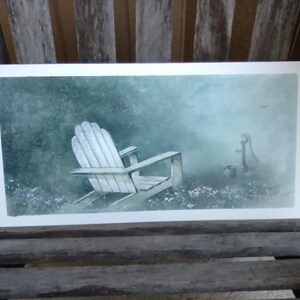 Peut inclure: Une peinture à l'aquarelle encadrée représente une chaise Adirondack blanche dans un jardin. L'œuvre présente un paysage serein avec une pompe à eau et un seau, évoquant la tranquillité. La palette de couleurs est principalement composée de verts et de blancs.