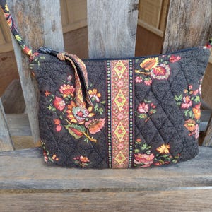 Vera Bradley Braun Floral Schulter oder Crossbody Tasche Retro Vintage Handtasche Muster Schokolade Muster im Ruhestand Muster 100% Baumwolle Jahr 2003