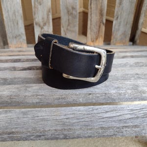 Eddie Bauer Black Distressed Leather Belt with Distressed Silver Single Prong Buckle Width 1 1/4&quot; Hole Length 35&quot; to 39&quot; Made in USA