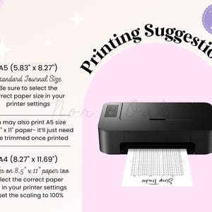 Puede incluir: Una impresora negra con una hoja impresa con la etiqueta "Sleep Tracker" se muestra sobre un fondo rosa. El texto de la izquierda proporciona sugerencias de impresi&oacute;n para tama&ntilde;os de papel A5 y A4, incluidas las dimensiones en pulgadas. La imagen incluye el texto "Printing Suggestions".