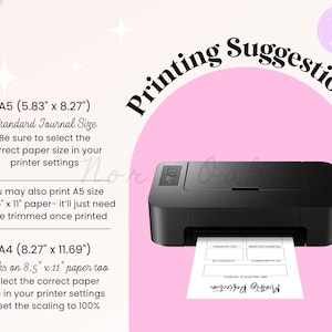Op de afbeelding: Een zwarte printer drukt een vel papier af met de tekst "Monthly Reflection". De afbeelding bevat tekst over afdruksuggesties voor A5 (14,8 cm x 21 cm) en A4 (21 cm x 29,7 cm) papierformaten. De achtergrond is lichtroze.