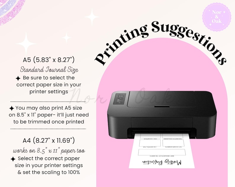 Op de afbeelding: Een zwarte printer drukt een vel papier af met de tekst "Monthly Reflection". De afbeelding bevat tekst over afdruksuggesties voor A5 (14,8 cm x 21 cm) en A4 (21 cm x 29,7 cm) papierformaten. De achtergrond is lichtroze.