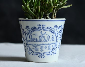 Jarrón vintage "azul de Delft". De tamaño pequeño-mediano. Cuello ancho. Plantador. Maceta. Artículos de Delft. Diseños florales. Molino. Hacia mediados y finales del siglo XX.