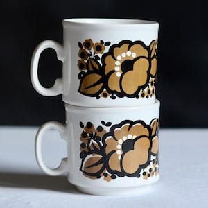 Pair of vintage ironstone mugs. Staffordshire pottery. Flower power. Stoneware. Tea/Coffee cups. Made in England. Circa 1970s.