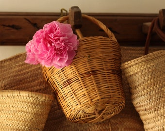 Vintage hand-woven basket. Medium sized. Golden tone. Hanging storage. Wicker bag. Small storage. Natural fibre. Circa late 20th century.
