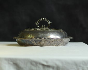 Antique silver-plated dinner cloche + base. With lid. Serving. Vintage. Moulded metal. Aged. Oxidated. Fine dining. Circa late Victorian.