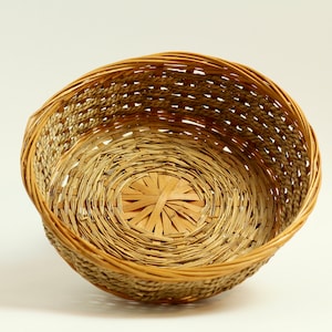 Vintage hand-woven basket. Small-medium size. Traditional design. Planter/plant pot cover. Natural. Wicker. Small storage. Circa 1970s.