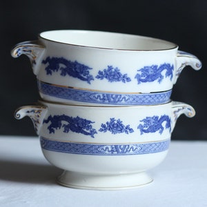 Pair of antique chinoiserie serving bowl. Cauldon. Made in England. 1904 - 1920. Edwardian. Medium dish. Blue + white. Fine china. Gilt.