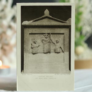 Cartolina antica del British Museum: rilievo votivo. Fotografia d'epoca autentica. Scultura greca antica. Interesse classico. Vittoriano. Circa 1890.