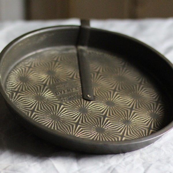 Mid-century ‘Ovenex’ cake tin. Moving blade. Aged. Circular. Metal. Flan tin. Baking tray. Quiche dish. Circa 1950.