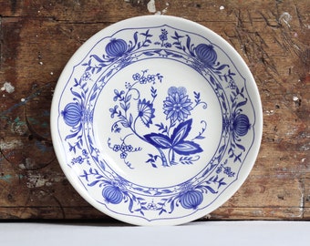 Set aus vier Vintage-Gerichten „Blue Onion“. Churchill. Botanisches Design. Blau und Weiß. 20cm Durchmesser. Etwa Mitte bis Ende des 20. Jahrhunderts.