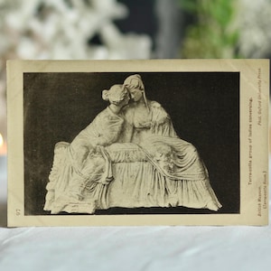 Cartolina antica del British Museum: Signore che conversano. Fotografia d'epoca autentica. Scultura greca antica. Stile classico. Vittoriano. Circa 1890.
