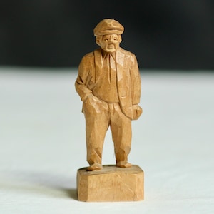 Vintage handgeschnitzte Holzstatue. Alter Mann Figur. Kleine Größe. Bauer. Bauer. Rustikal. Holz. Figur. Hergestellt in Kanada. Etwa 1930er Jahre.