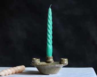 bougeoir en poterie de studio vintage. Trois bougies. Céramique. Chandelier. Bougie pour le dîner. Minimaliste. Vers les années 1970.