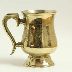 Vintage silver-plated engraved mug. Floral design. Tankard. Small vase. Moulded metal. Platinum tone. Boho aesthetic. EPNS. Circa 1970s.