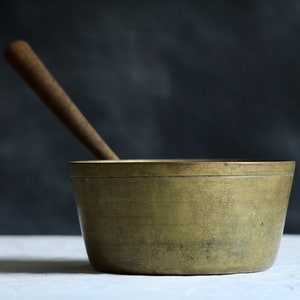 Vintage brass jam pan. Heavy-based saucepan. French style. Pot. Cast metal. Gold tone. Verdigris. Early 20th century. Circa Edwardian.