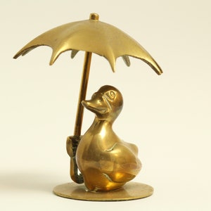 Vintage Ente + Regenschirm Statue aus Messing. Gegossenes Metall. Mittelgroß. 50er Jahre. Vogel Ornament. Tiermodell. Goldfarben. Ca. 1970er Jahre.