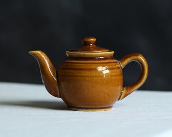 Vintage Teekanne mit Karamell-Glasur. 'Brown Betty'-Stil. Kleine Größe. Keramik. Eine Portion. Keramik. Guter Vintage Zustand.