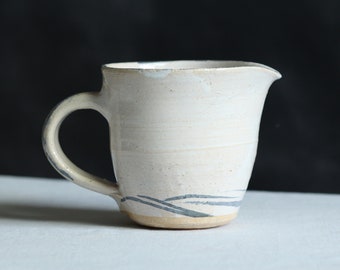 Vintage Studio-Keramik-Milchkännchen. Glasiert. Mittelgroß. Handbemalt. Krug. Kleine Vase. Weithalsig. Etwa Ende des 20. Jahrhunderts.