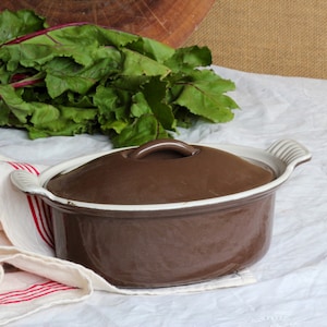 Vintage ‘Cousances’ cast iron casserole pot. Made in France. Diameter approx 18cm. Medium size. Taupe. Oval. With lid. Saucepan. Circa 1960s