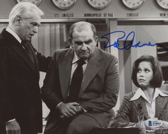 Ed Asner (D. 2021) Signed "The Mary Tyler Moore Show" 8x10 Photo (Beckett COA)