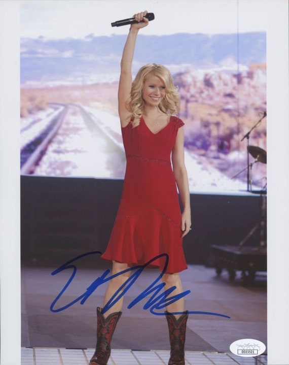 Gwyneth Paltrow Signed "Country Strong" 8x10 Photo (JSA COA) Kelly Canter
