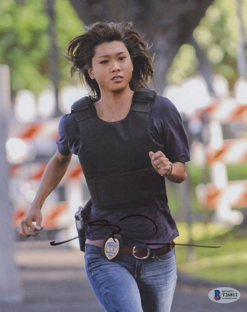 Grace Park Signed Hawaii Five-0 8x10 Photo Beckett COA image 1