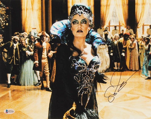 Susan Sarandon Signed "Enchanted" 11x14 Photo (Beckett COA) Queen Narissa