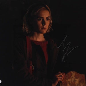 Kiernan Shipka Signed &quot;Chilling Adventures of Sabrina&quot; 11x14 Photo (PSA Hologram) Sabrina Spellman