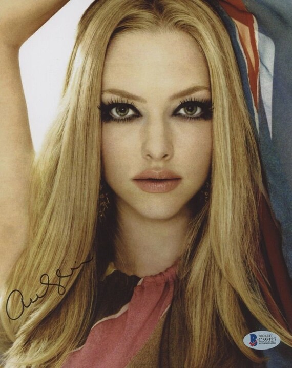 Amanda Seyfried Signed 8x10 Photo (Beckett COA)