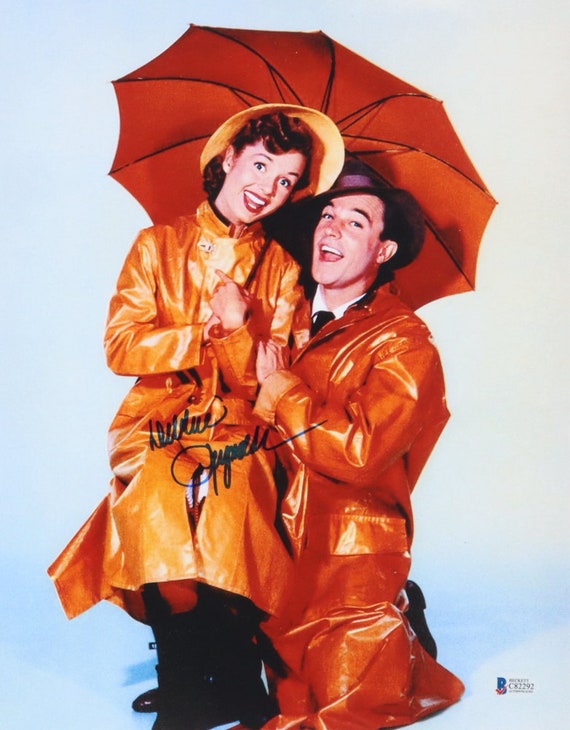 Debbie Reynolds (D. 2016) Signed 11x14 Photo (Beckett)