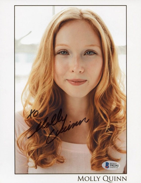Molly Quinn Signed 8x10 Photo Inscribed "XO" (Beckett COA)