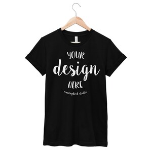 Maqueta Bella Canvas 3001, maqueta de camiseta, maqueta de camiseta negra, maqueta de camisa, camiseta de mockup, fondo blanco, con percha