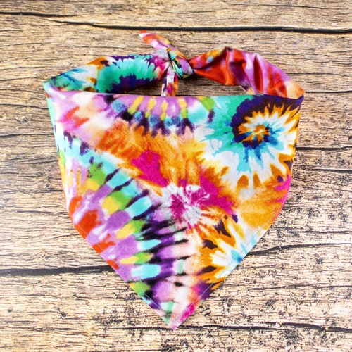 Bandana para perro con teñido anudado arcoíris / Bandana para perro arcoíris / Bufanda para perro con lazo / Bandana colorida para perro / Regalo para amantes de los perros / Bandana de verano para perros
