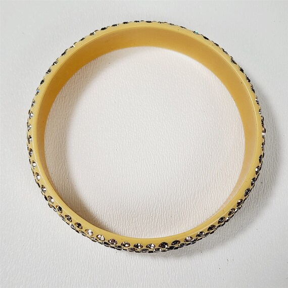 Vintage Yellow Rhinestone Bakelite Bangle Bracelet - image 2