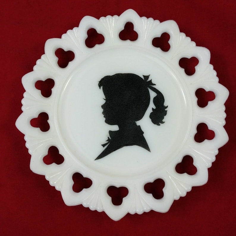 Kemple Girl Boy Silhouette Shell Club White Milk Glass 7 18 Plates 01