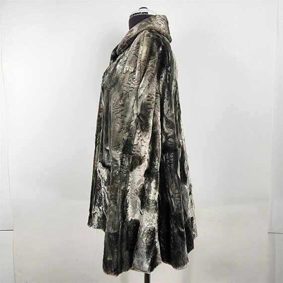 Vintage 1960s Betty Rose Gray Faux Fur Cape w/ Ar… - image 6