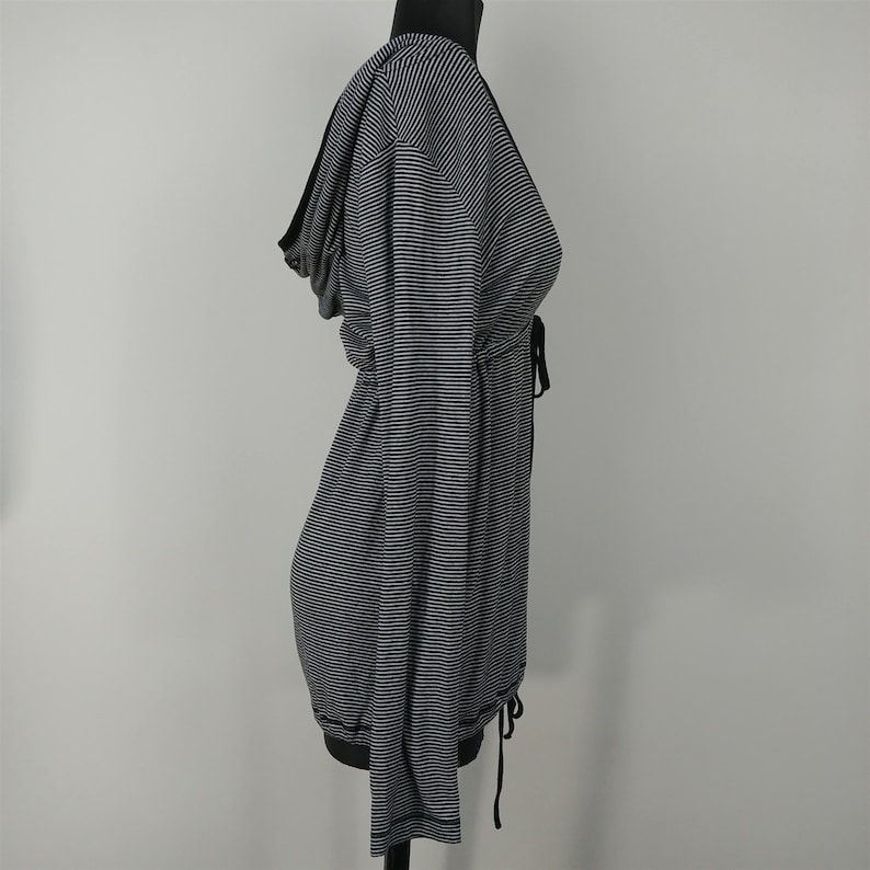 Red by Marc Ecko Black /& White Striped V-Neck Hooded Top Shirt Womens Size S