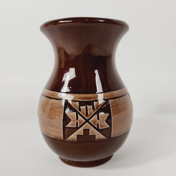 Six Nations Pottery vase Signed J S 1979 (DEB) Six Nations Pottery vase Signed J S 1979 (DEB)
