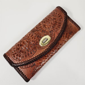 Cartera vintage de cuero repujado con borde con encaje floral, de tres pliegues - Iniciales M. B.