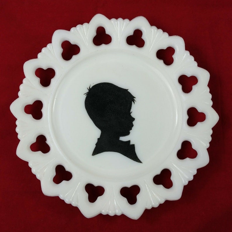 Kemple Girl Boy Silhouette Shell Club White Milk Glass 7 18 Plates 01