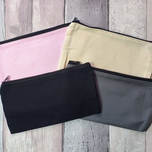 Puede incluir: Cuatro estuches con cremallera en diferentes colores: rosa, beige, negro y gris. Los estuches est&aacute;n hechos de un material suave, similar al lienzo.