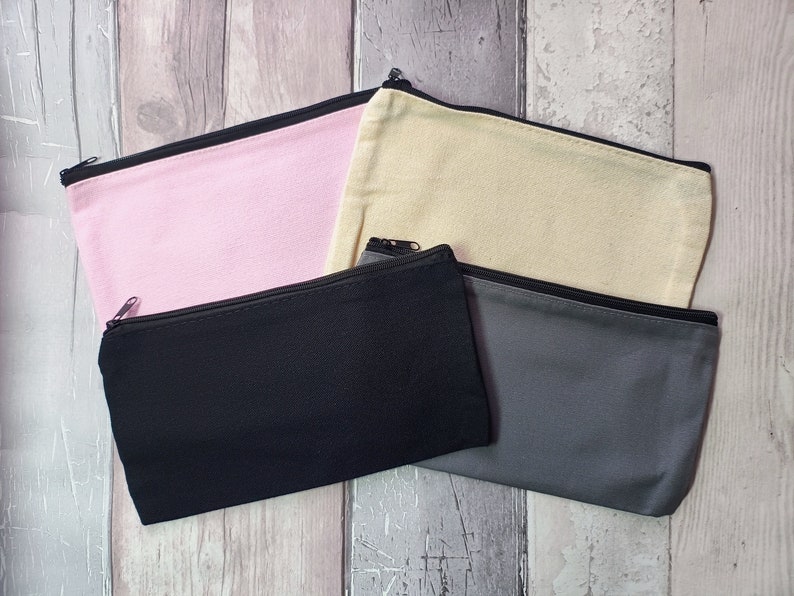 Puede incluir: Cuatro estuches con cremallera en diferentes colores: rosa, beige, negro y gris. Los estuches est&aacute;n hechos de un material suave, similar al lienzo.