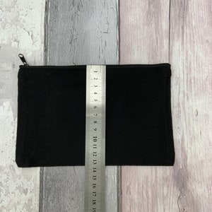 Puede incluir: Una bolsa negra con cremallera y una regla que mide 58,4 cm de largo.