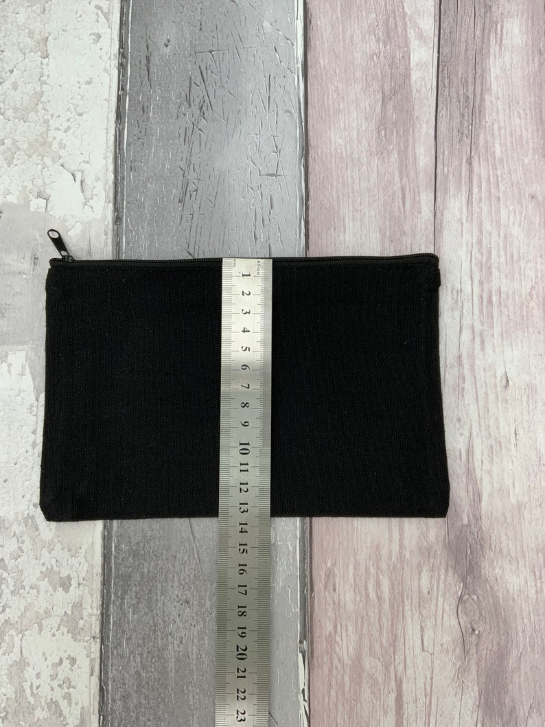 Puede incluir: Una bolsa negra con cremallera y una regla que mide 58,4 cm de largo.