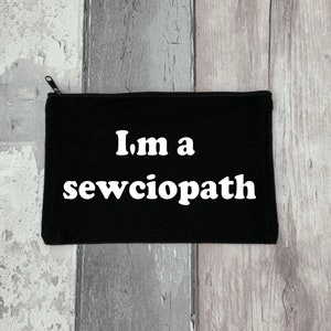 Puede incluir: Bolsa de lona negra con cremallera y texto blanco que dice "I'm a sewciopath".