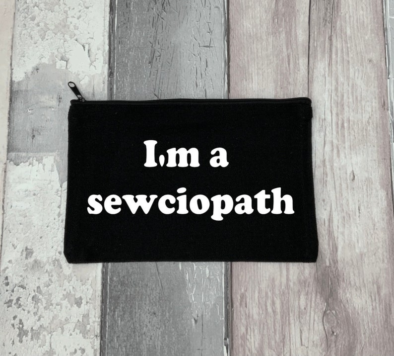 Puede incluir: Bolsa de lona negra con cremallera y texto blanco que dice "I'm a sewciopath".